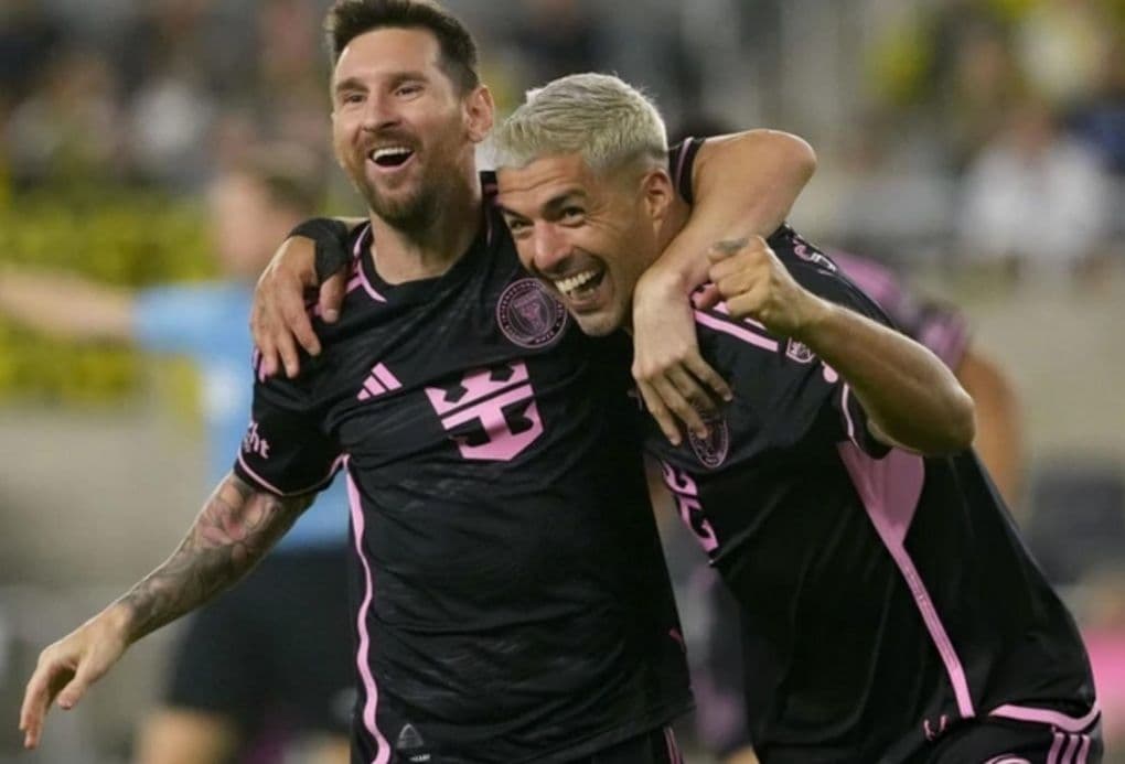 Messi ăn mừng cùng đồng đội, biểu tượng của tinh thần đồng đội và lãnh đạo.