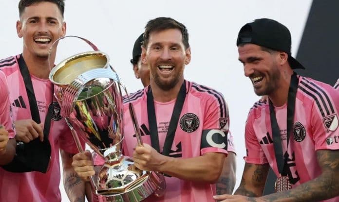 Messi ăn mừng với chiếc cúp, biểu tượng cho sự bền bỉ và chiến thắng sau những vấp ngã.