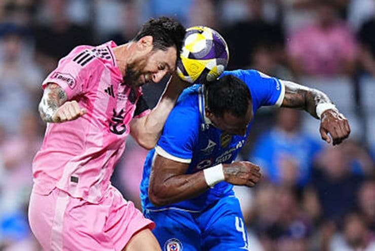 Messi đánh đầu ghi bàn, chứng minh giá trị của cầu thủ kỳ cựu.