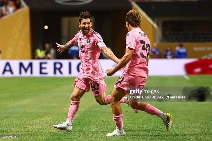 Messi tỏa sáng với siêu phẩm sút phạt đẳng cấp