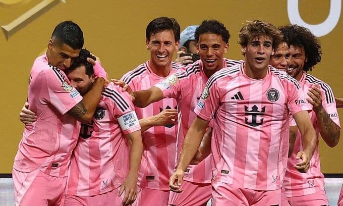 Messi (thứ hai từ trái sang) được đồng đội chia vui sau bàn thắng. Ảnh: Reuters