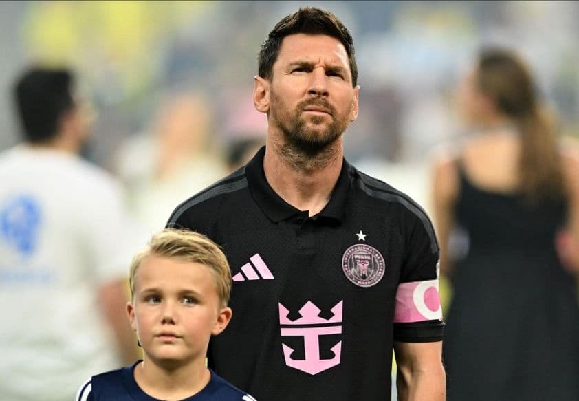Messi thất vọng sau khi trượt phạt đền, thể hiện vết xước của sự vĩ đại.