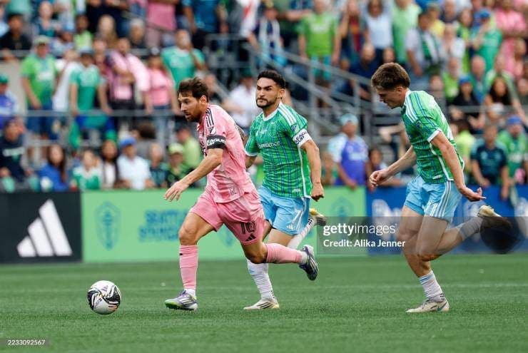 Messi trong màu áo Inter Miami gặp khó khăn trước cầu thủ Seattle Sounders trong trận chung kết Leagues Cup.