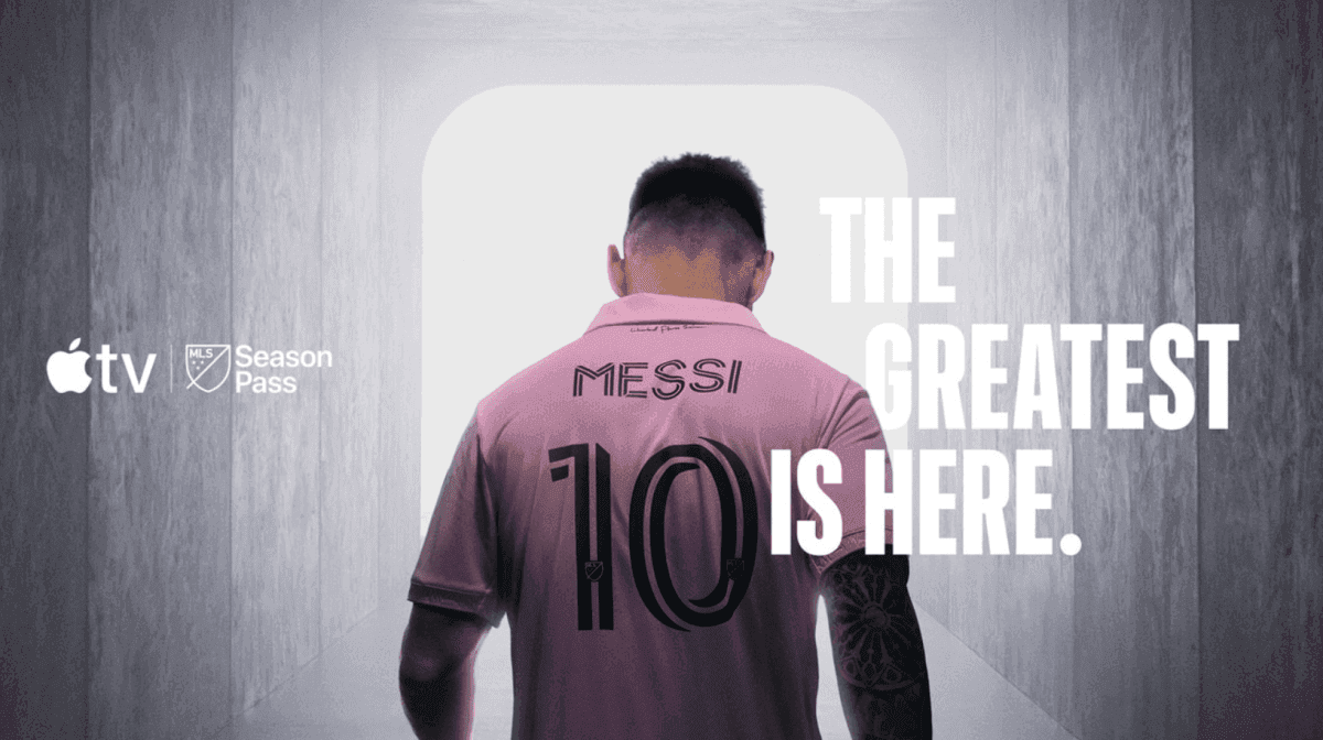 Messi trong áo đấu Inter Miami với thông điệp 'THE GREATEST IS HERE' và logo Apple TV