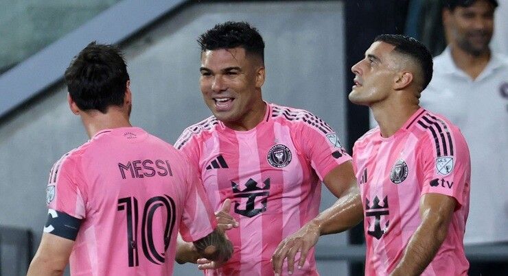 Messi và Casemiro ăn mừng bàn thắng mở tỷ số cho Inter Miami trong trận hòa Atlanta United