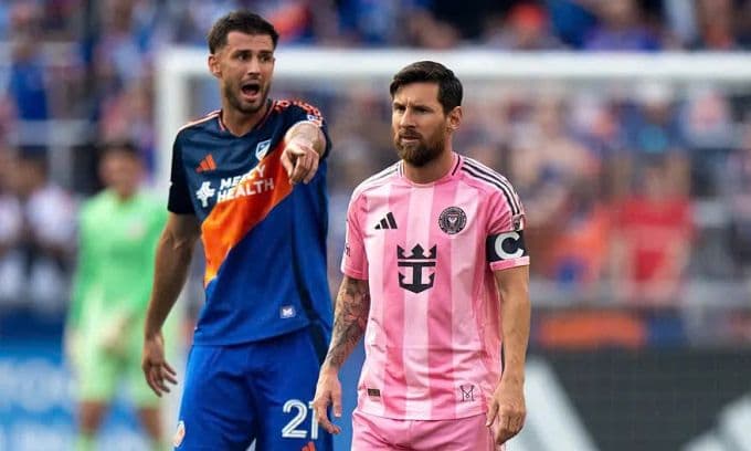Messi và cầu thủ Cincinnati trong trận Inter Miami thua bất ngờ tại MLS