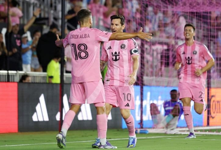 Messi và Jordi Alba của Inter Miami ăn mừng, tìm kiếm lối thoát cho đội bóng.