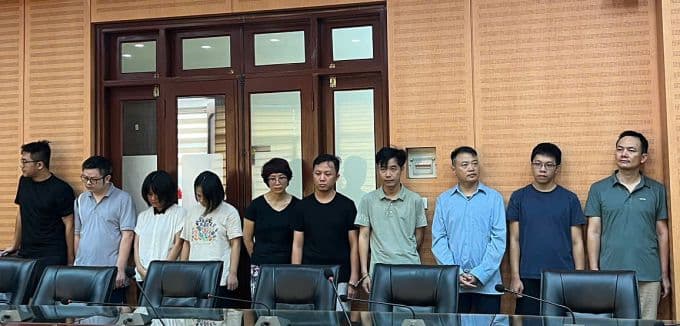 Mười bị can liên quan vụ án tiền số AntEx tại cơ quan điều tra, thể hiện sự kiên quyết của pháp luật.