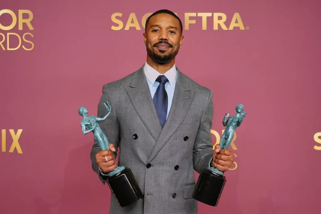Michael B. Jordan tự hào cầm hai giải thưởng, minh chứng cho tài năng diễn xuất được công nhận.
