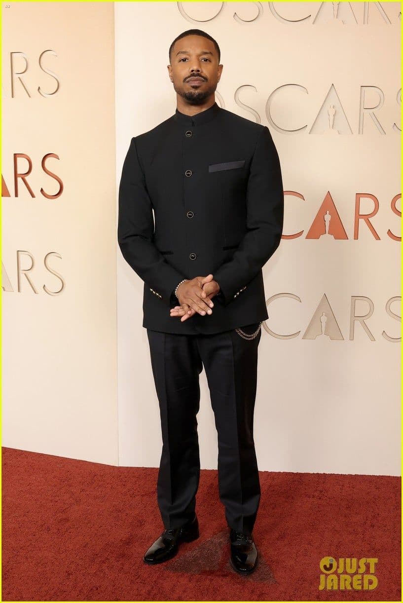 Michael B. Jordan trên thảm đỏ Oscar 2026, ăn mừng chiến thắng Nam diễn viên chính xuất sắc nhất.