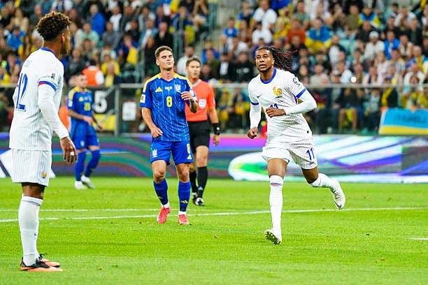 Michael Olise ghi bàn mở tỷ số cho Pháp sau pha kiến tạo xuất sắc của Bradley Barcola.