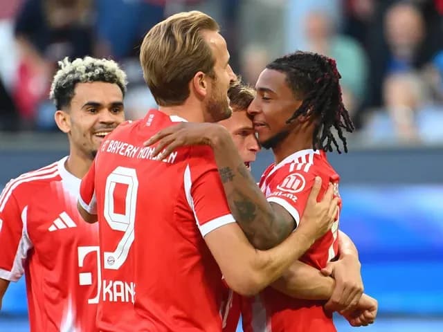 Michael Olise, mục tiêu 100 triệu bảng của Liverpool, ăn mừng cùng đồng đội Bayern Munich.