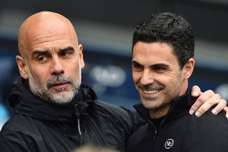 Mikel Arteta bên cạnh Pep Guardiola, người thầy đã định hình tư duy chiến thuật của ông.