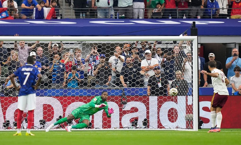Mikel Oyarzabal ghi bàn từ chấm phạt đền, mở tỷ số cho Tây Ban Nha trước Pháp