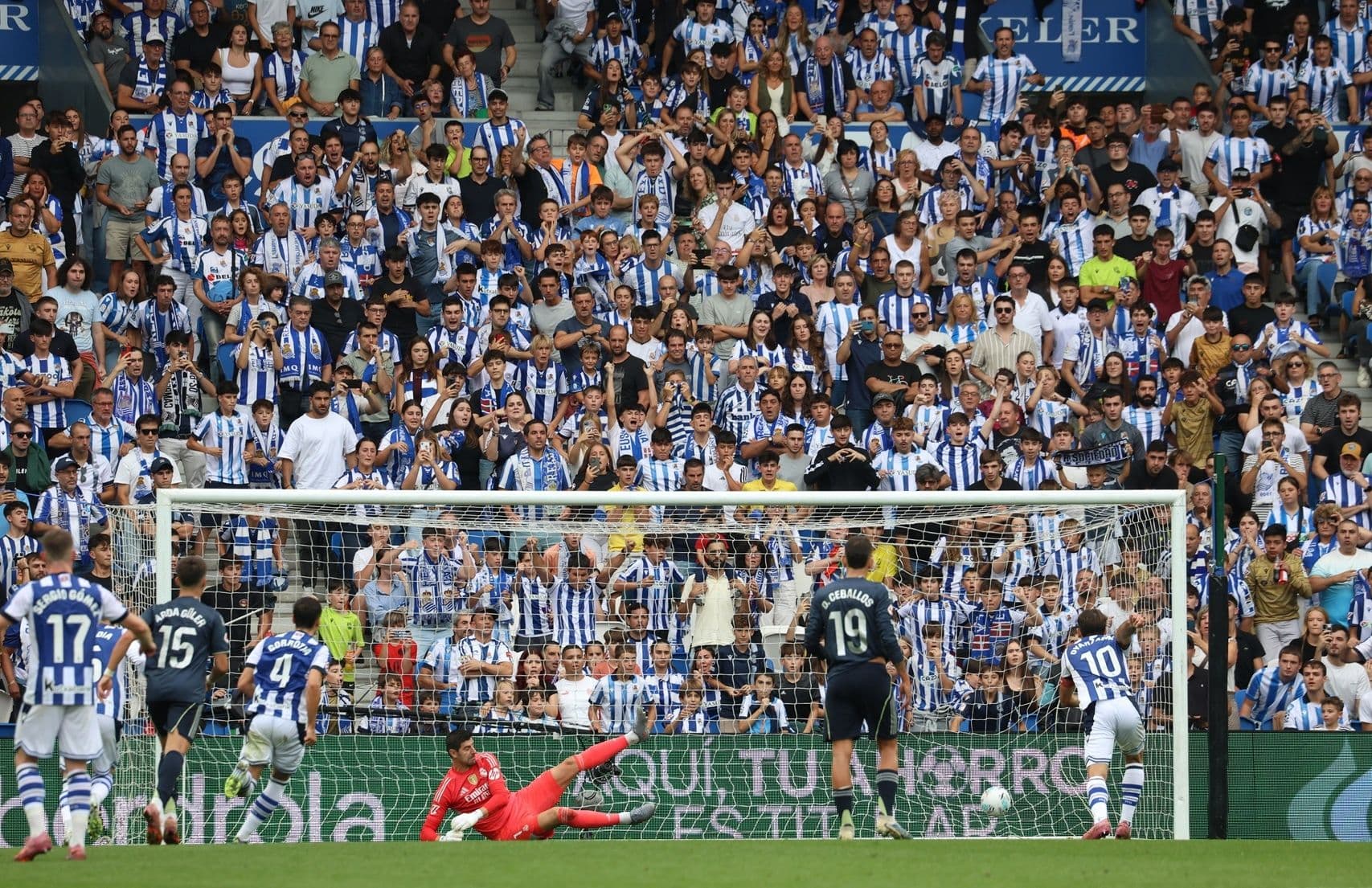 Mikel Oyarzabal thực hiện quả phạt đền, rút ngắn tỷ số cho Real Sociedad khi Real Madrid chơi thiếu người.