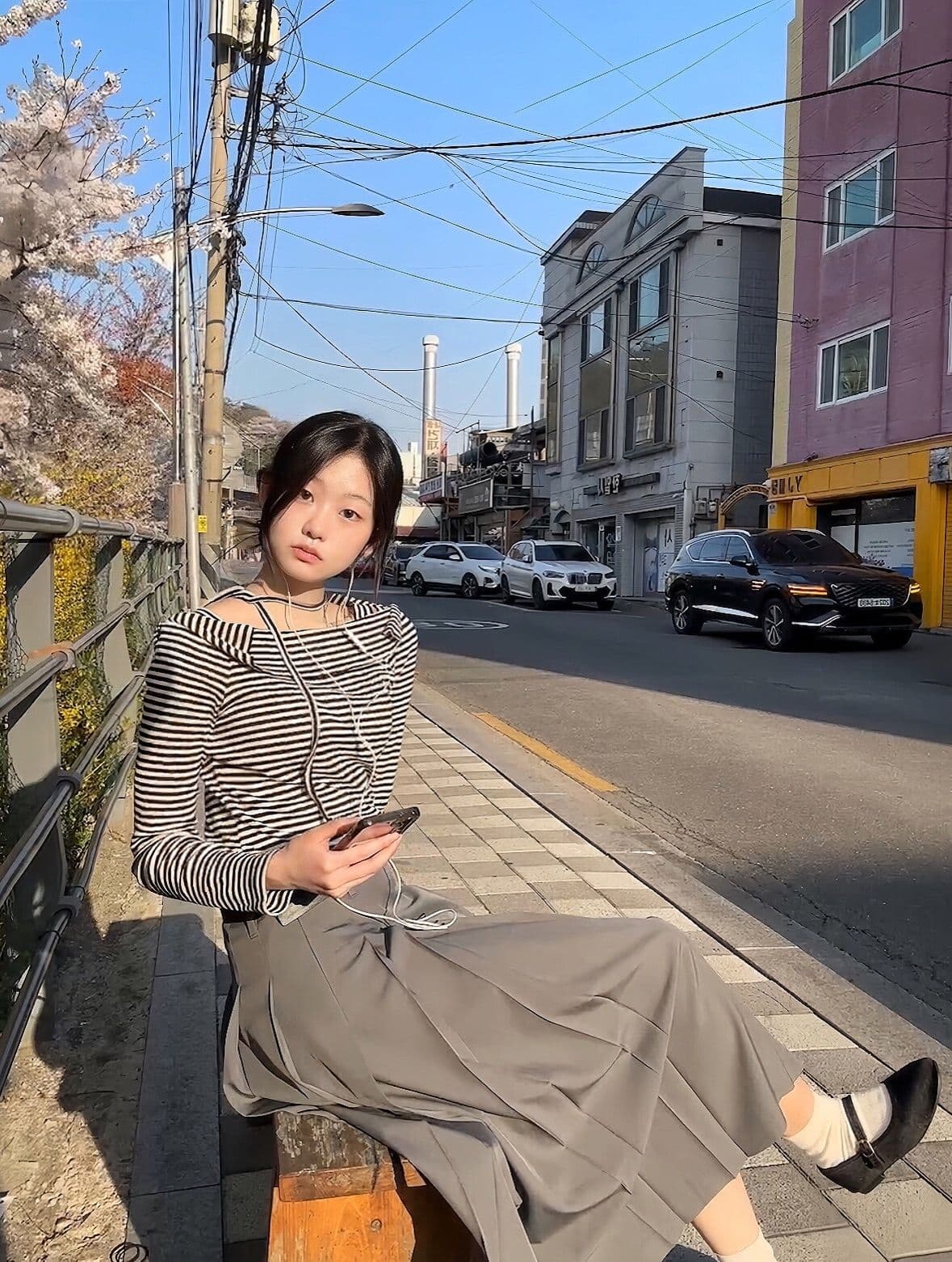 Min Ji, con gái đặc vụ Kim, trong khung cảnh đường phố, đối mặt với nguy hiểm từ quá khứ của cha