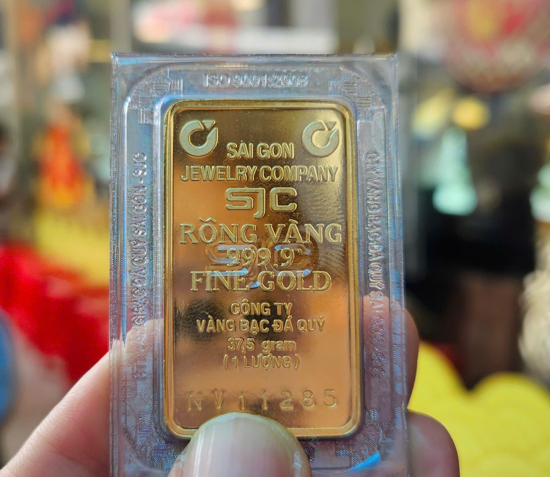 Miếng vàng SJC được giữ trong bao bì, tượng trưng cho thị trường vàng trong nước và sự điều chỉnh của Ngân hàng Nhà nước.