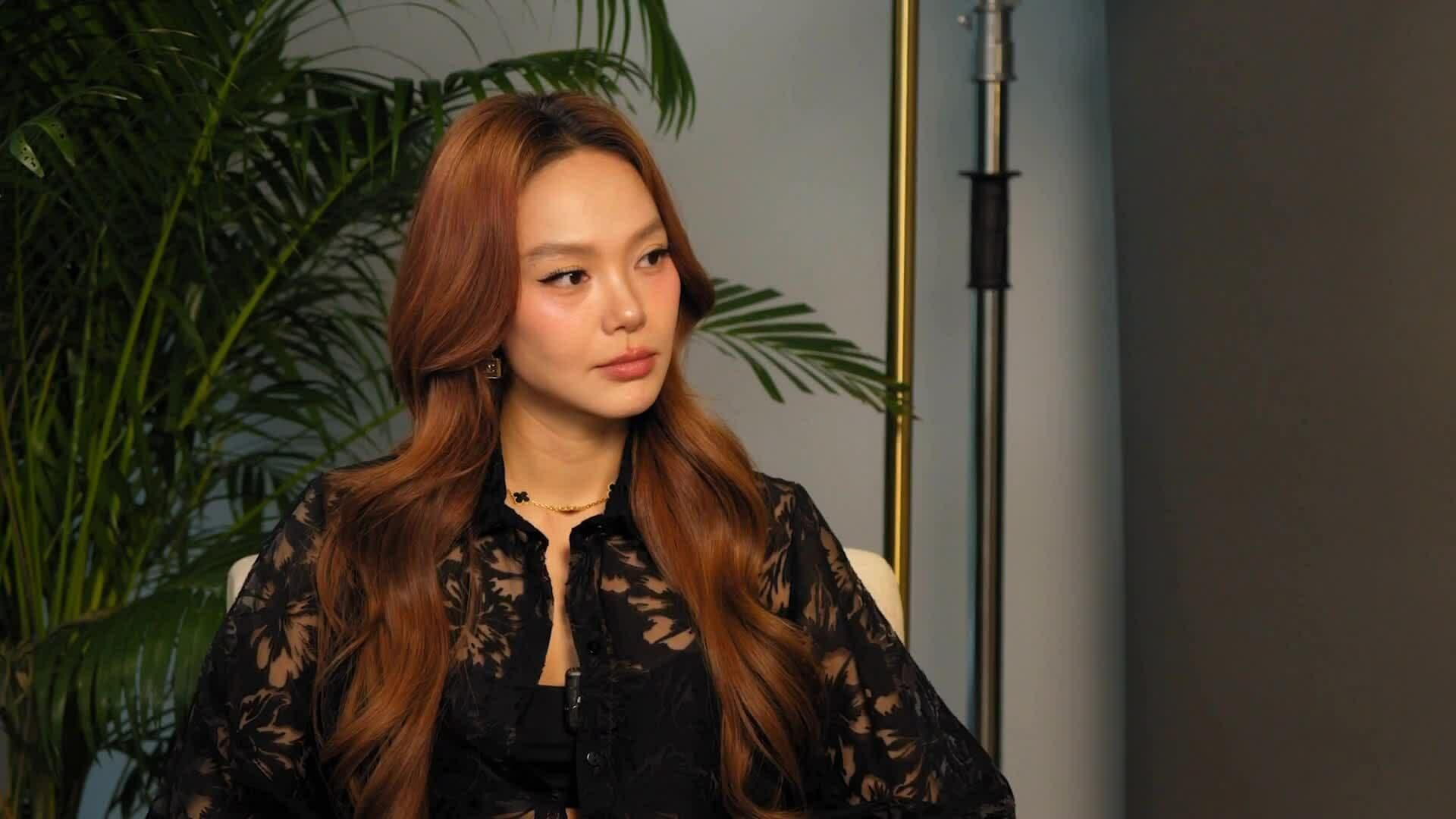 Minh Hằng trong buổi phỏng vấn, chia sẻ về quyết định tạm dừng ca hát để hoàn thiện bản thân.