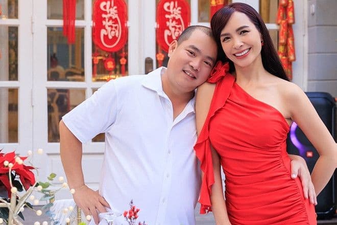 Minh Khang và vợ Thúy Hạnh tươi cười trong không gian gia đình ấm cúng, thể hiện hình tượng người cha mẫu mực trước những lời thừa nhận.