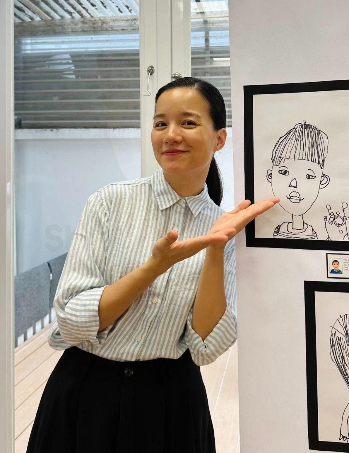 Minh Trang năng động, tươi cười bên tác phẩm nghệ thuật của trẻ em, thể hiện vai trò 'hot mom' truyền cảm hứng