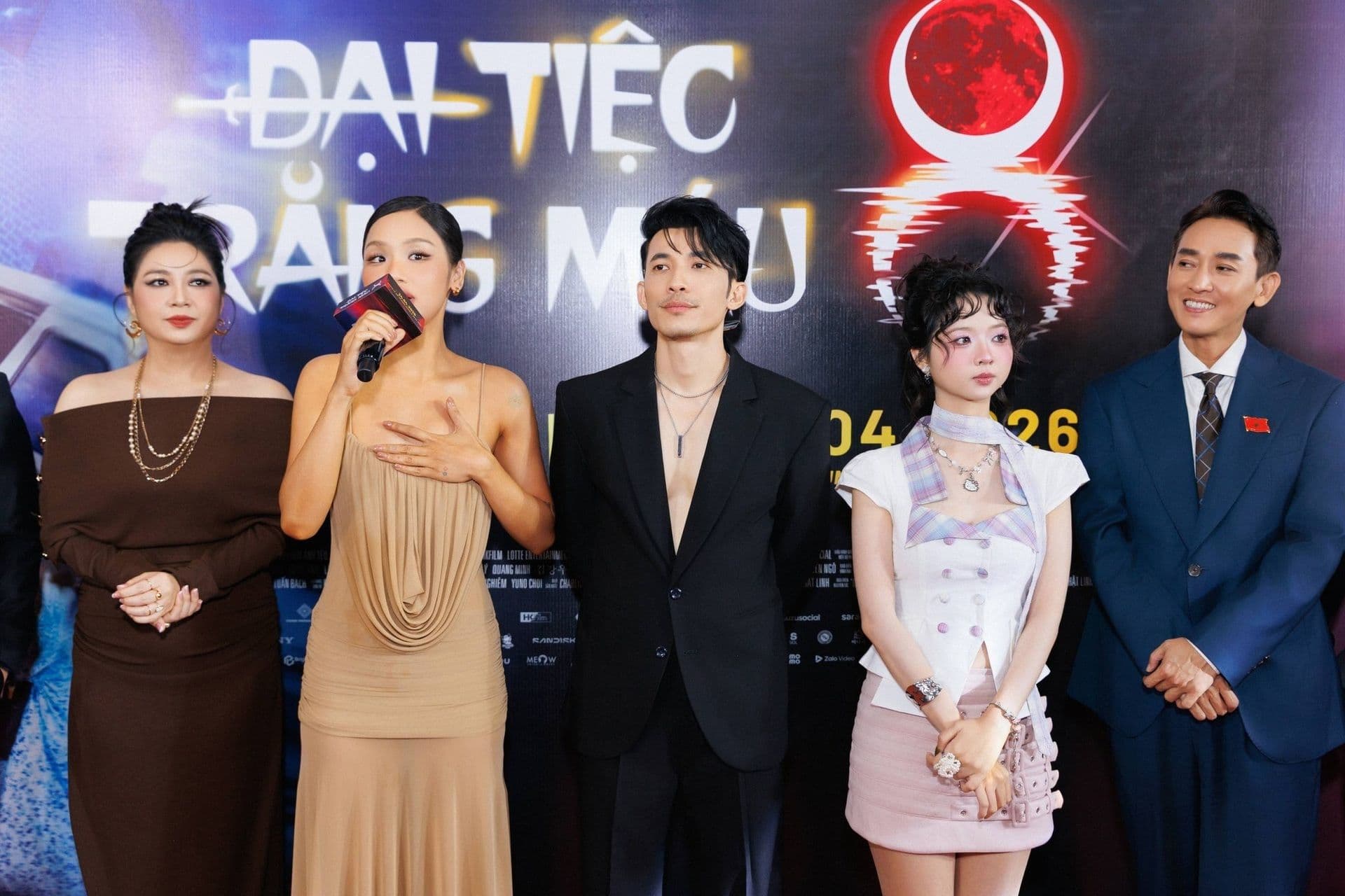 Miu Lê cùng dàn diễn viên tại sự kiện ra mắt phim, thể hiện tâm thế thoải mái trong sự nghiệp