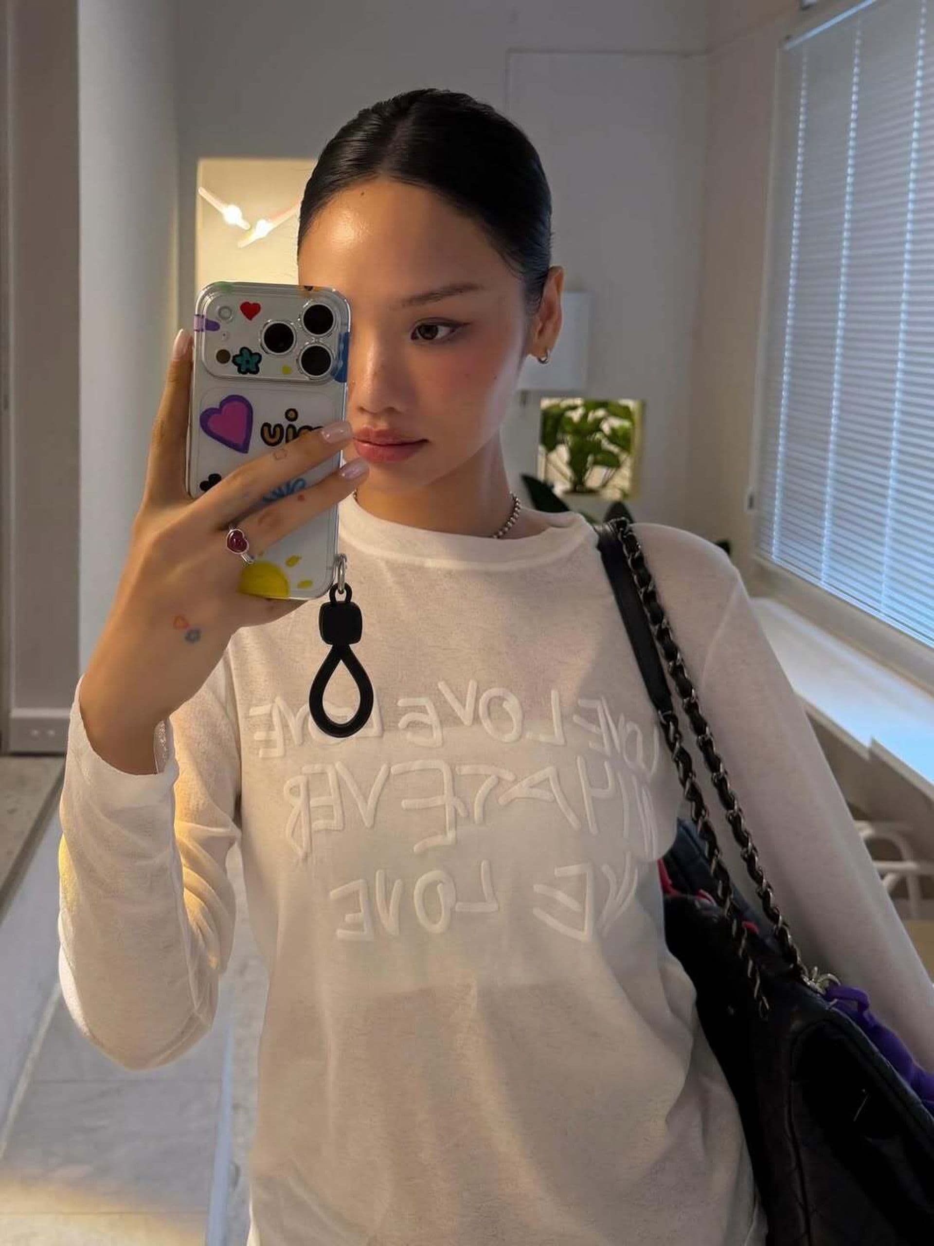 Miu Lê tự tin chụp ảnh selfie, thể hiện sự tự chủ và hạnh phúc từ bên trong ở tuổi 35