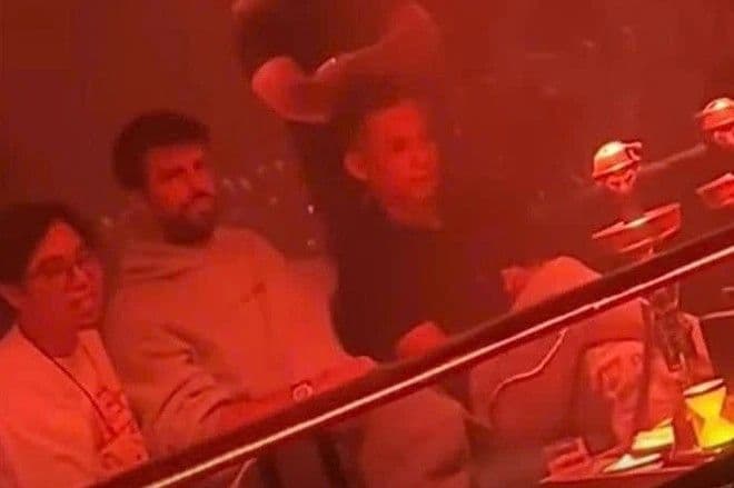 Độ Mixi (phải) trong clip sử dụng shisha tại quán bar, sự việc gây tranh cãi về trách nhiệm của người nổi tiếng.