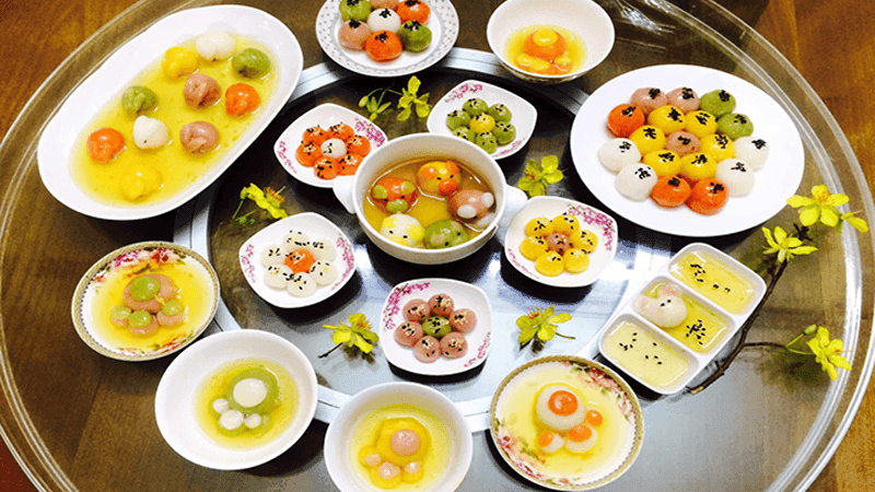 Mâm bánh trôi, bánh chay nhiều màu sắc được bày biện đẹp mắt trong ngày Tết Hàn thực, thể hiện nét văn hóa ẩm thực truyền thống Việt Nam.