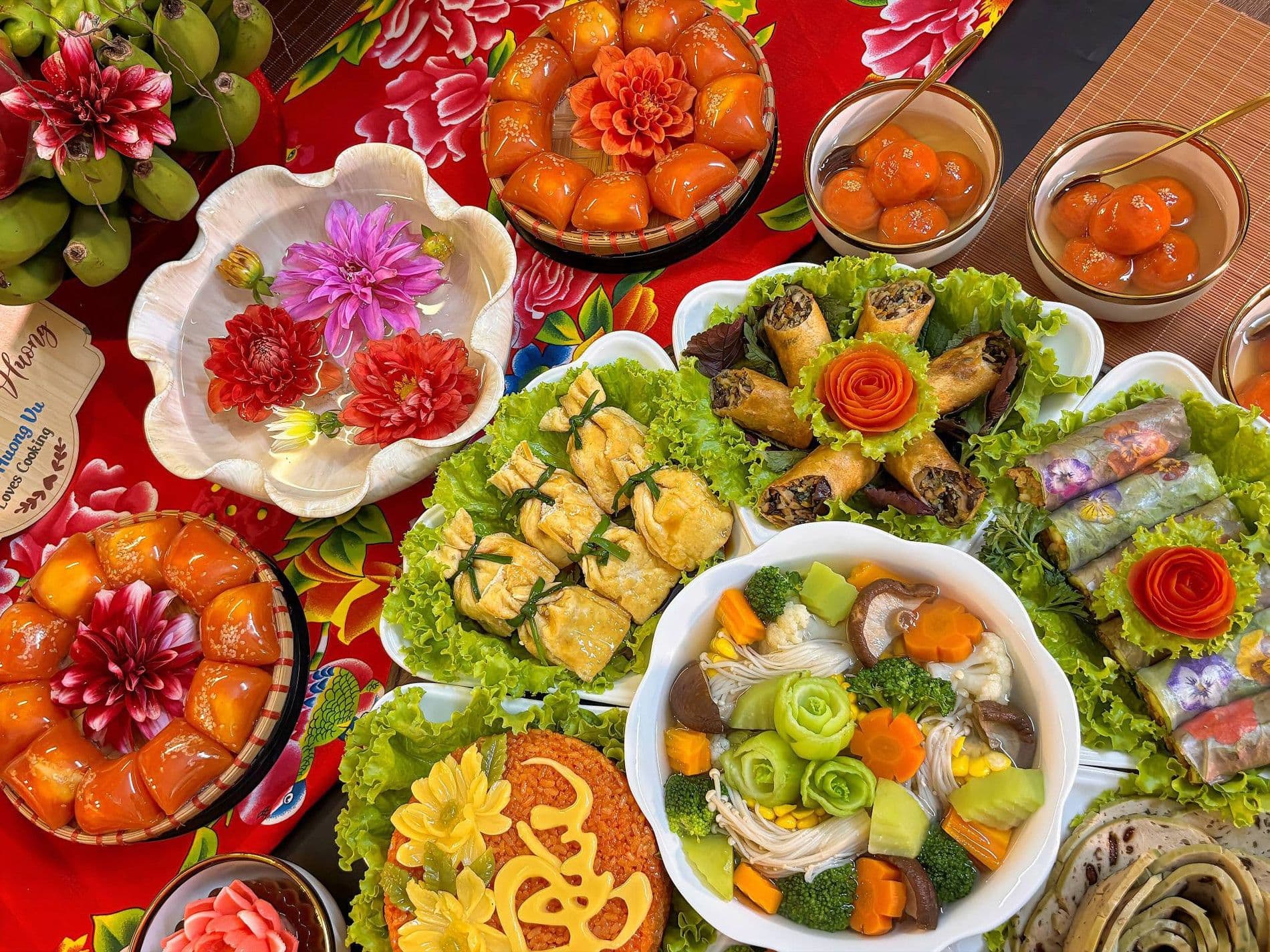 Mâm cỗ chay cúng Rằm tháng Bảy trang trọng với nhiều món ăn truyền thống và hoa tươi