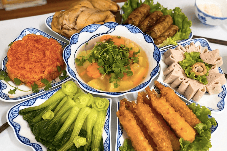 Mâm cỗ chay thịnh soạn với các món ăn truyền thống dâng cúng tổ tiên và chúng sinh trong lễ Vu Lan.
