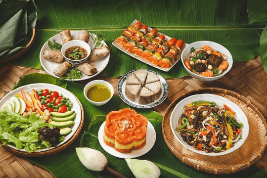 Mâm cỗ chay thịnh soạn với nhiều món ăn truyền thống được bày biện trên lá chuối, chuẩn bị cho nghi lễ cúng Mùng 1.