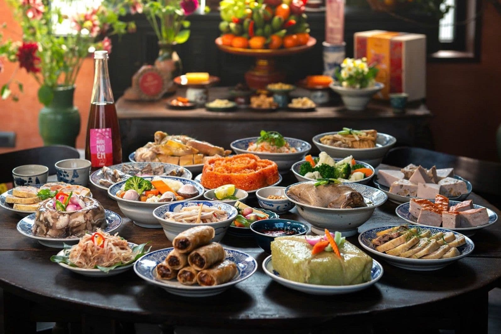 Mâm cỗ cúng giao thừa trong nhà thịnh soạn, thể hiện lòng thành kính và sự sum vầy của gia đình