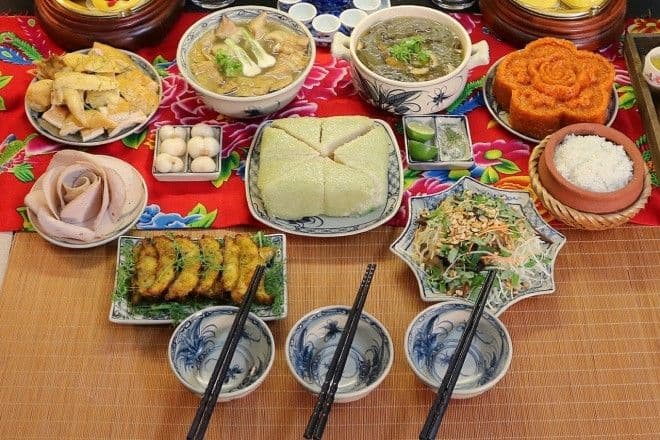 Mâm cỗ cúng hóa vàng truyền thống với các món ăn như gà luộc, bánh chưng, nem rán, thể hiện lòng thành kính