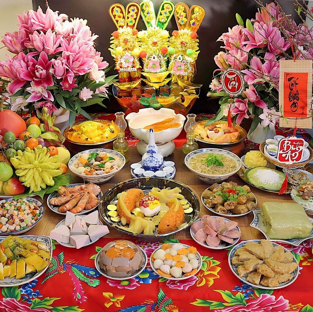 Mâm cỗ cúng ông Công ông Táo truyền thống với nhiều món ăn, hoa quả và ba vị Táo quân, thể hiện lòng thành kính của người Việt