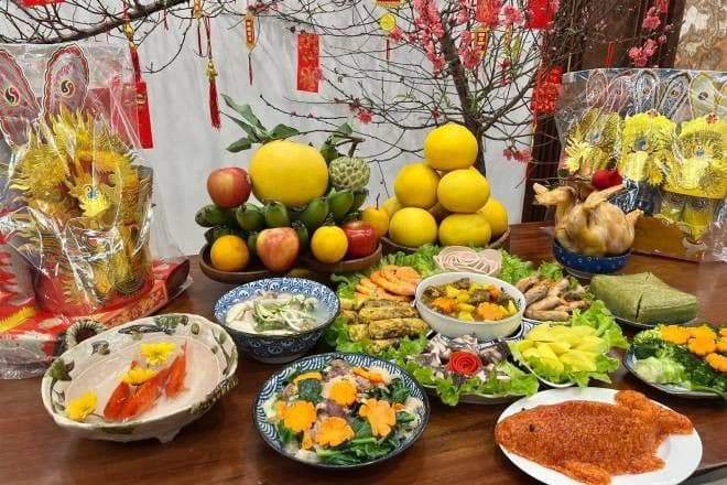 Mâm cỗ cúng ông Công ông Táo với gà luộc, xôi, hoa quả và vàng mã