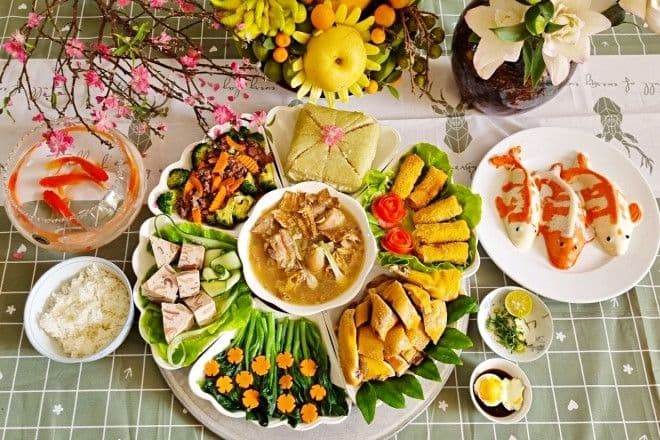 Mâm cỗ cúng ông Công ông Táo đầy đủ với cá chép, hoa quả và các món ăn truyền thống, chuẩn bị cho nghi lễ tiễn Táo quân về trời.