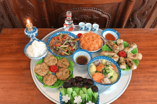 Mâm cỗ cúng Rằm tháng 12 âm lịch đơn giản nhưng tinh tươm, nơi gia chủ bày tỏ tâm tình và ước nguyện qua văn khấn.