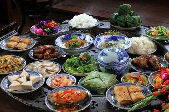 Mâm cỗ cúng Rằm tháng Chạp đầy đủ, tươm tất, thể hiện ước nguyện về một năm mới an lành, thịnh vượng và tràn đầy năng lượng tích cực.