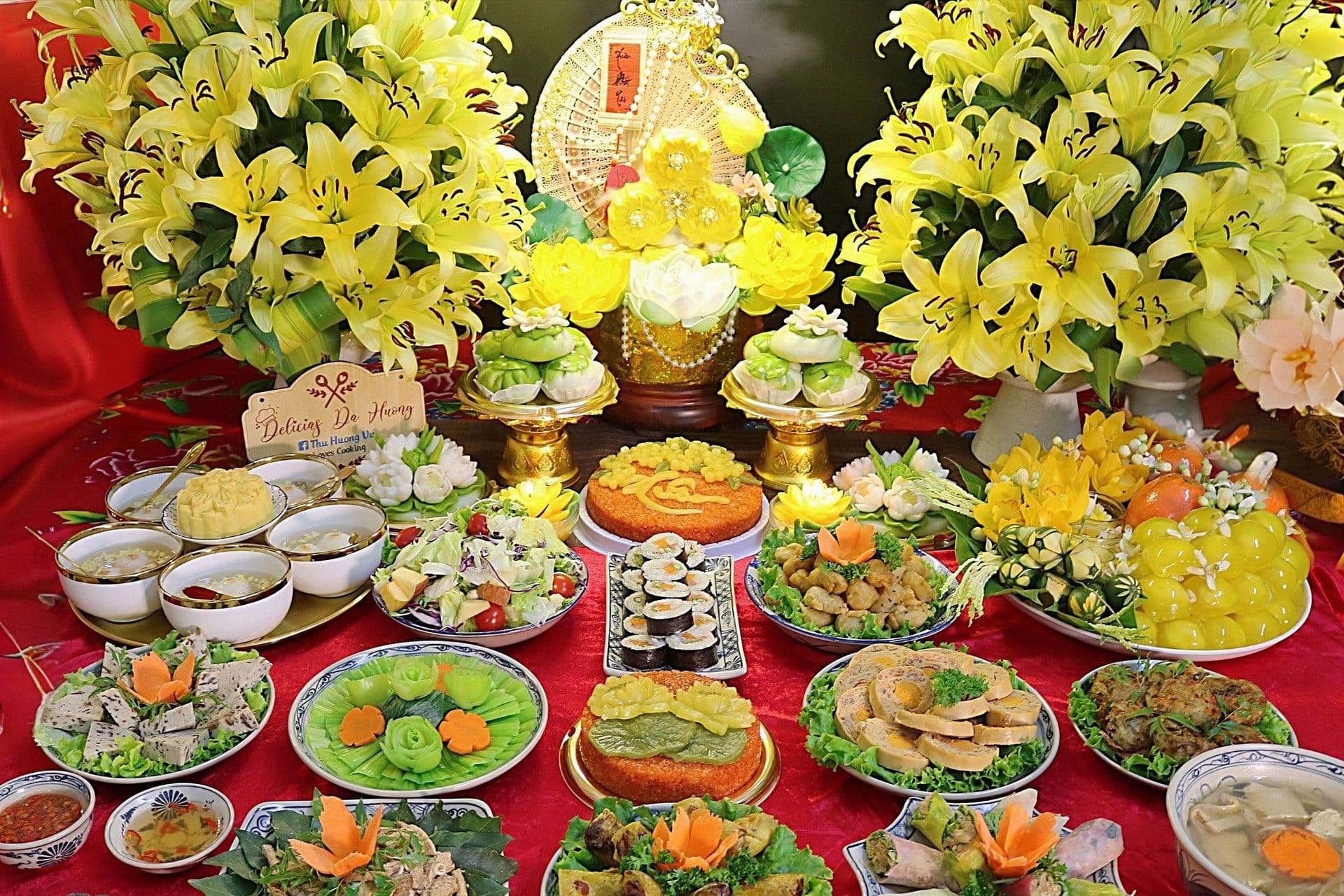 Mâm cỗ cúng Rằm tháng Giêng thịnh soạn với hoa quả, món ăn truyền thống thể hiện lòng thành kính.