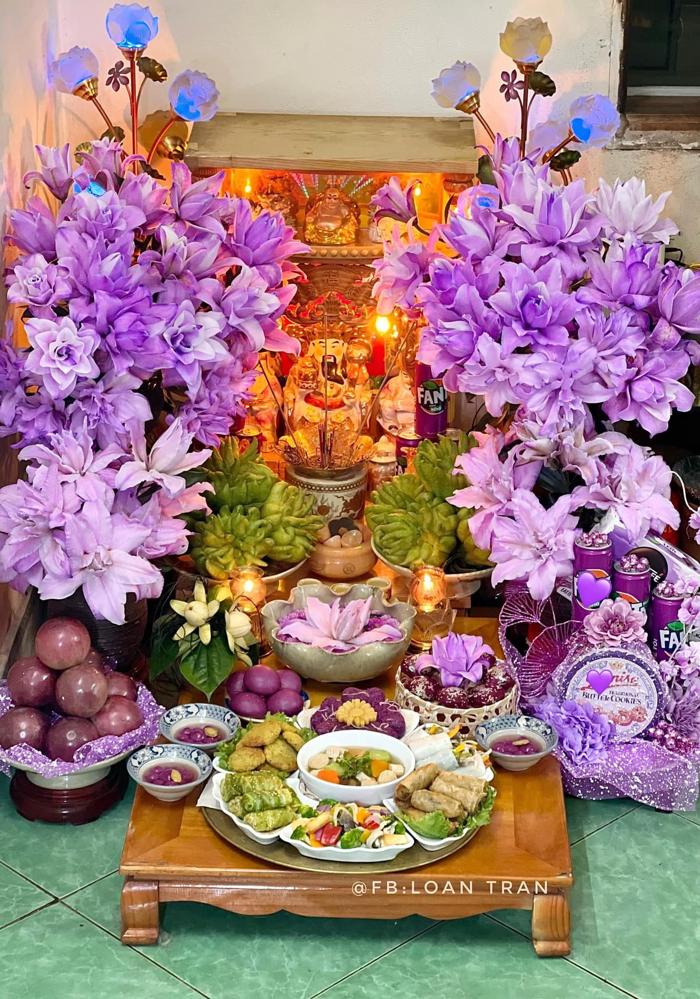 Mâm cỗ cúng Rằm tháng Giêng trang trọng với hoa tươi và lễ vật.