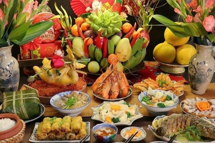 Mâm cỗ cúng Rằm tháng Giêng đầy đặn với nhiều món ăn truyền thống.