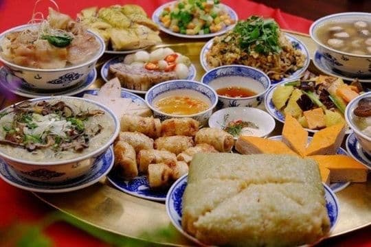 Mâm cỗ cúng Rằm truyền thống với bánh chưng, nem rán và nhiều món ăn khác, thể hiện lòng thành kính dâng lên tổ tiên.