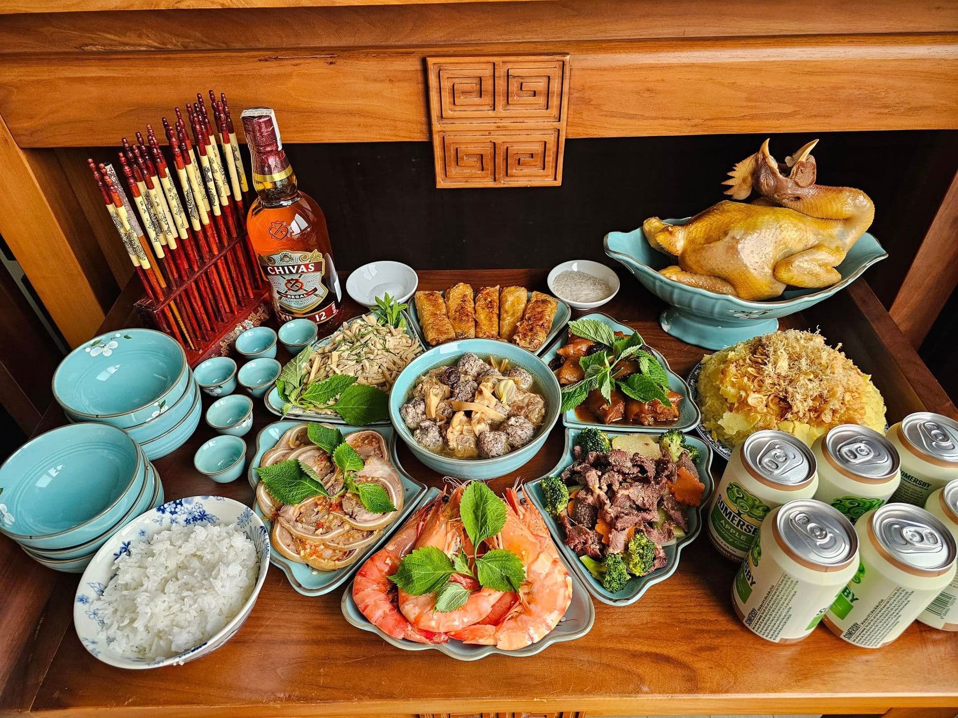 Mâm cỗ cúng rằm truyền thống với nhiều món ăn và đồ lễ được bày biện trang trọng trên bàn thờ gỗ.