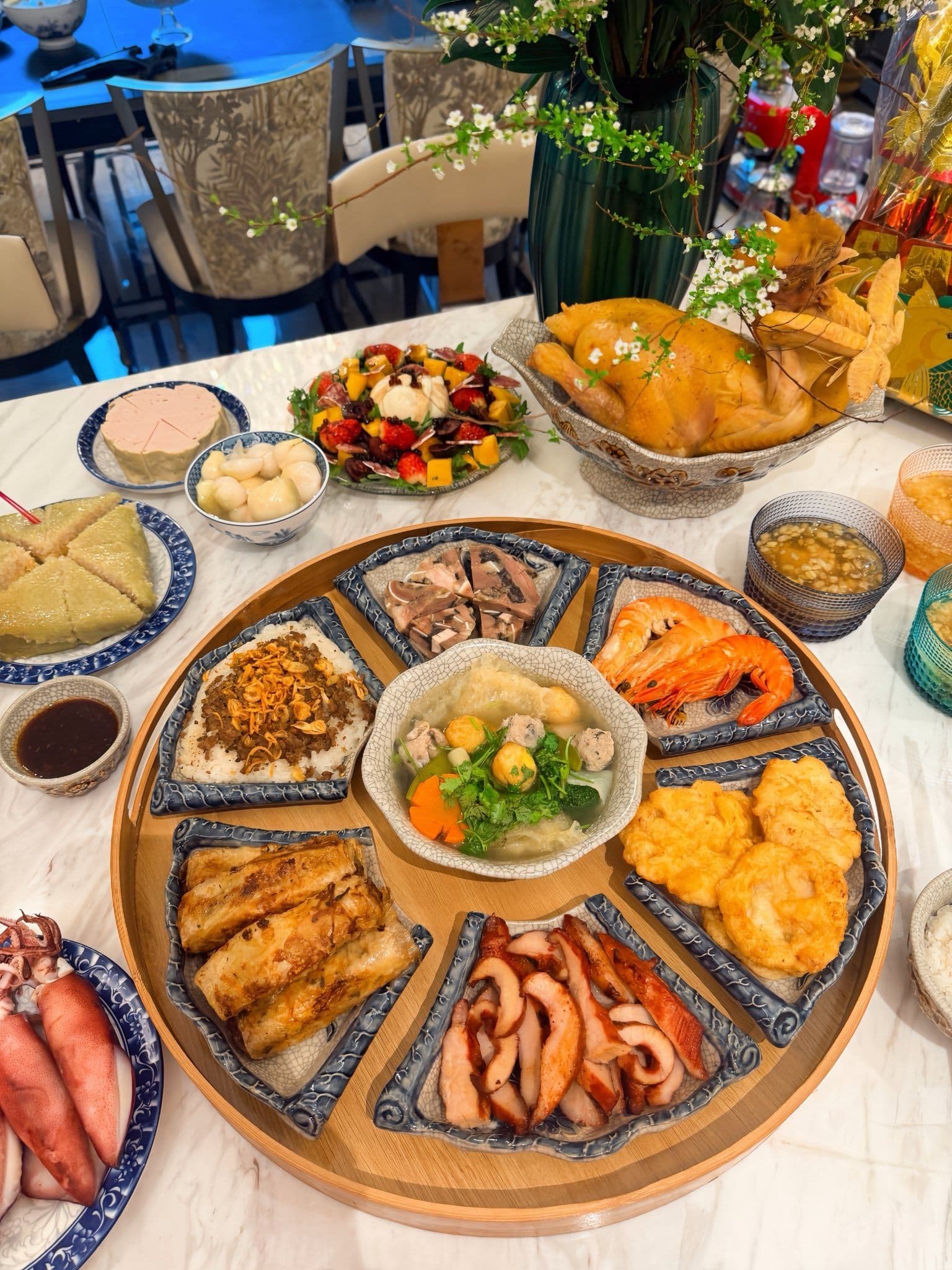 Mâm cỗ cúng Thần Bếp thịnh soạn với nhiều món ăn truyền thống, tượng trưng cho sự ấm no, sum vầy của gia đình.