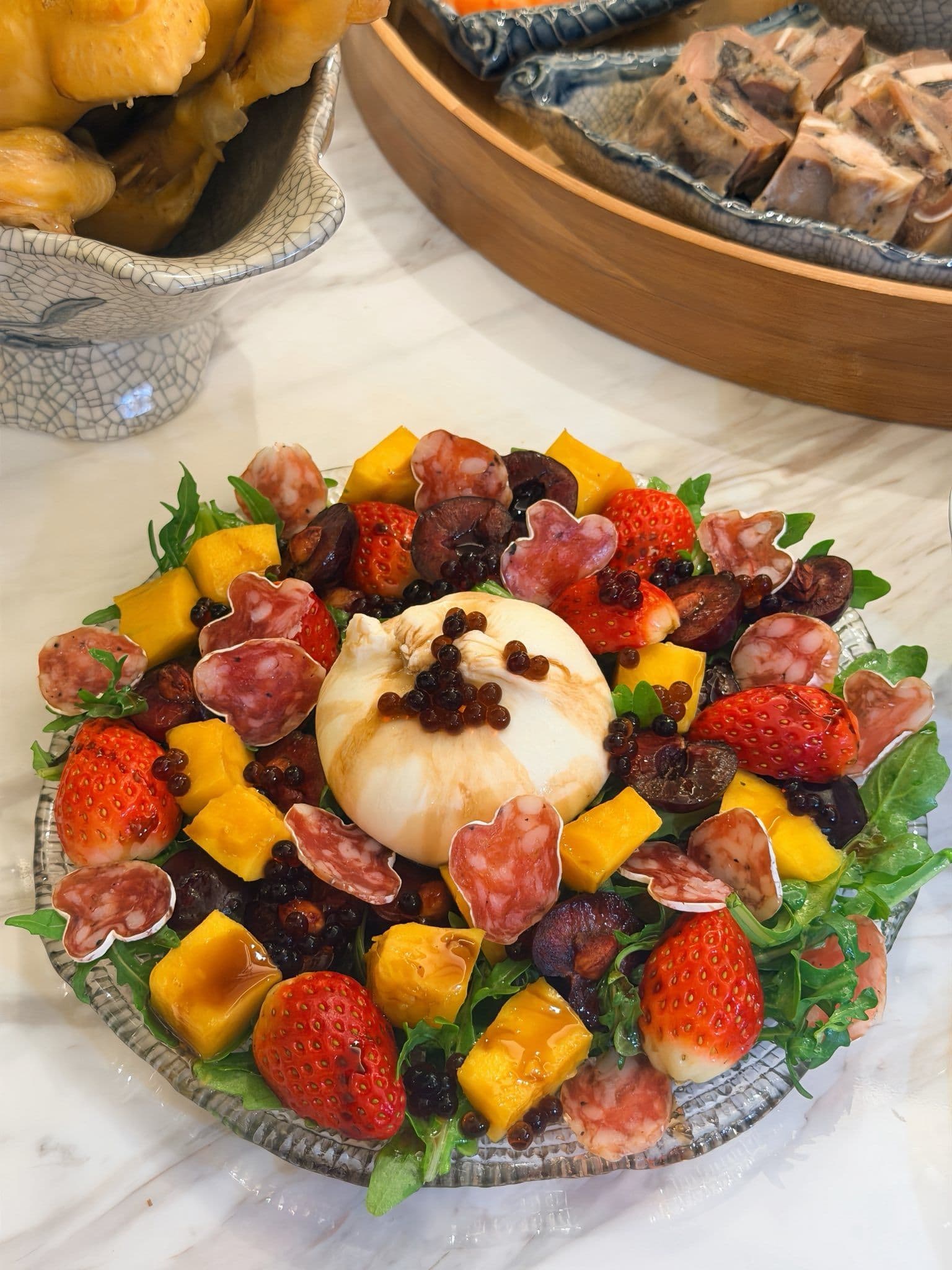 Mâm cỗ cúng Thần Bếp đầy đủ các món ăn truyền thống và cá chép, minh họa cho lễ vật và nghi thức cúng đúng đắn.