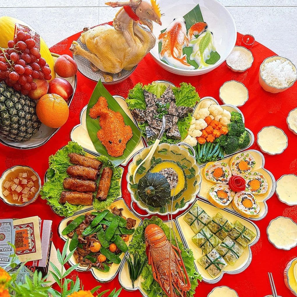 Mâm cỗ cúng truyền thống với gà luộc, xôi, trái cây và các món ăn khác, thể hiện sự thành kính trong nghi lễ bao sái bàn thờ và đón Tết.