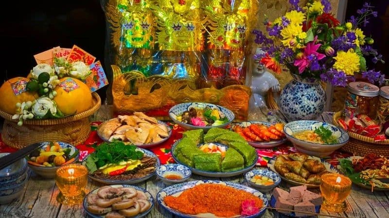 Mâm cỗ cúng Tất Niên được đặt trang trọng trước bàn thờ, thể hiện sự gắn kết giữa nghi lễ tâm linh và bữa cơm đoàn viên gia đình.