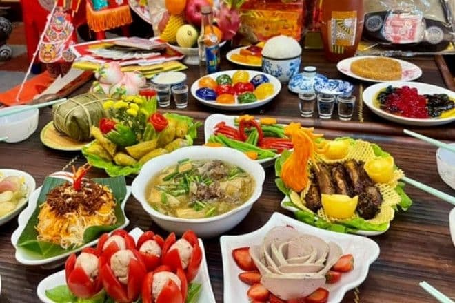Mâm cỗ cúng Tất niên truyền thống với nhiều món ăn được bày biện trang trọng, thể hiện lòng thành kính dâng lên tổ tiên.