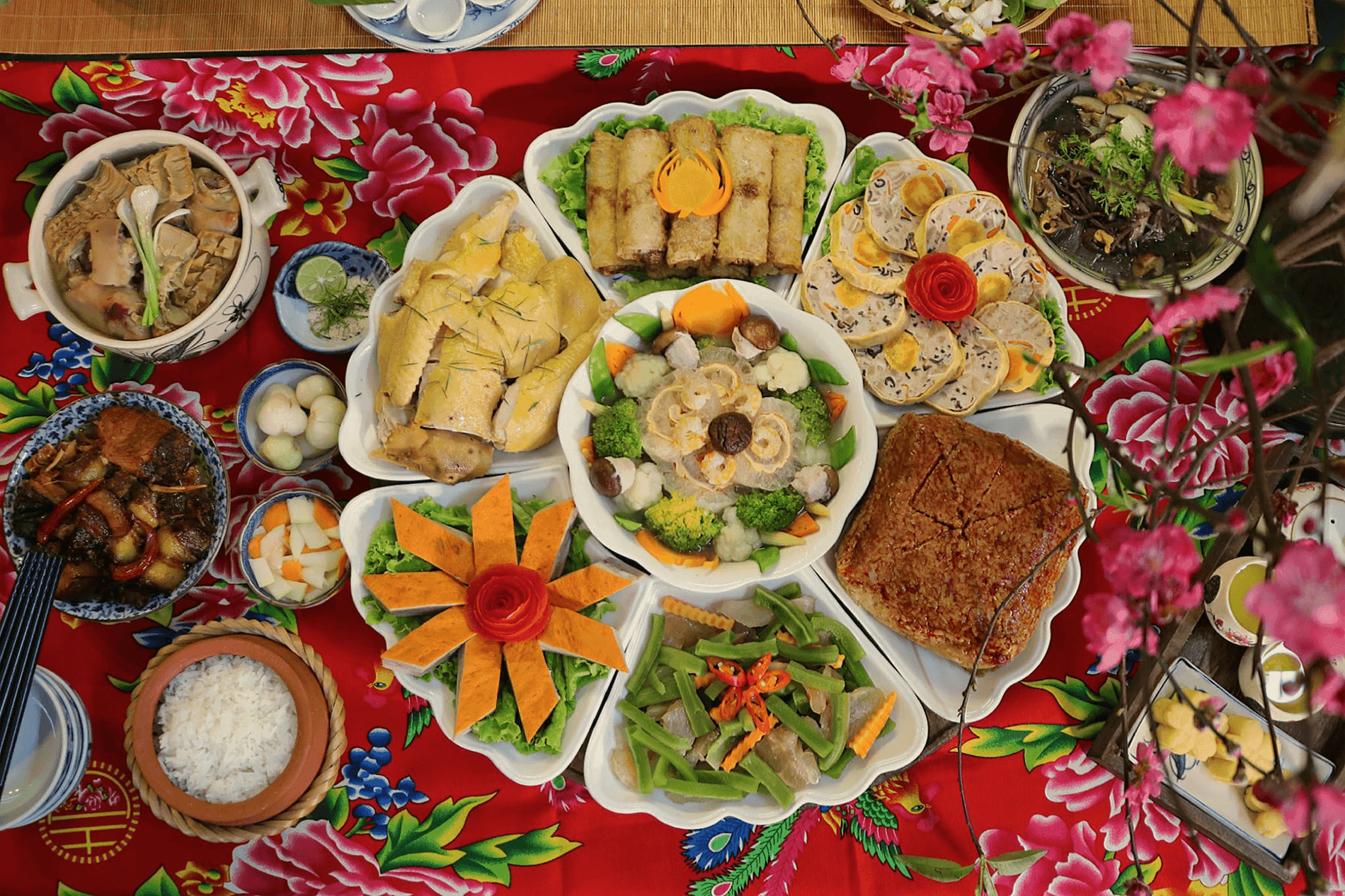 Mâm cỗ cúng Tết đầy đặn, thịnh soạn với nhiều món ăn truyền thống, phản ánh sự chuẩn bị công phu trong nghi lễ