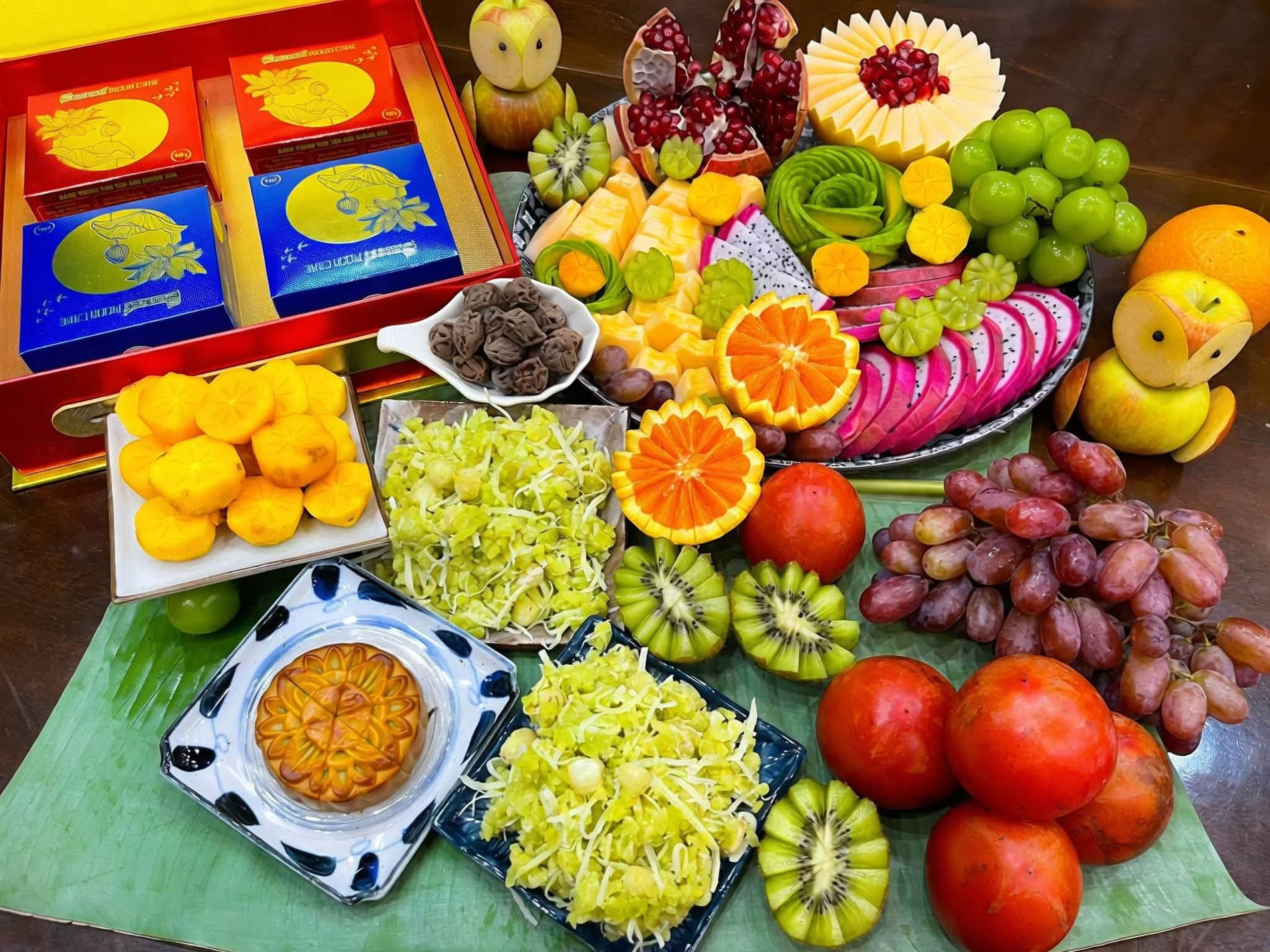 Mâm cỗ Trung Thu hiện đại với nhiều loại hoa quả tươi, bánh trung thu và trà, thể hiện sự tươm tất trong nghi lễ cúng Rằm.